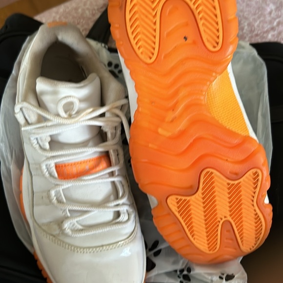 Jordan’s size 6 in men but worn by a woman - Picture 4 of 8